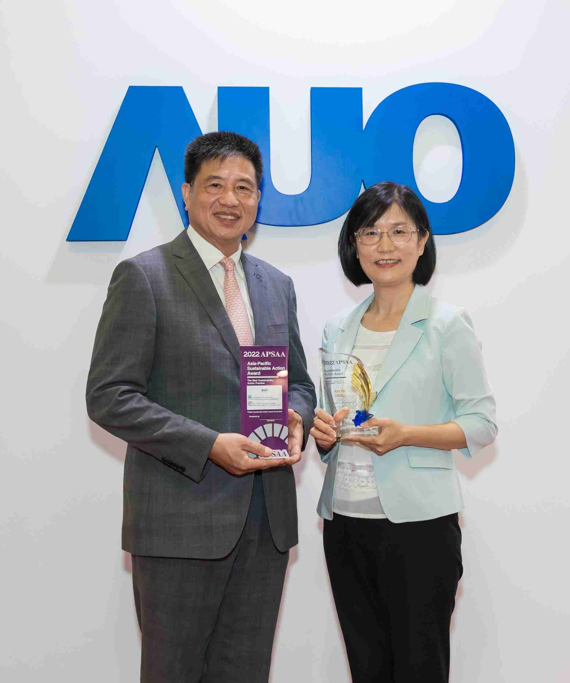 财神娱乐长期垫筑永续远景的基石，，透过ESG暨气候委员会逐步实践永续策略蓝图。。。。其中，，，财神娱乐光电永续长古秀华带领团队、、、、制定中长期目标，，，缔造多面向亮眼表现，，，，获得「顶尖永续长奖」的个人奖殊荣（左：财神娱乐光电董事长暨执行长彭双浪，，右：财神娱乐光电永续长古秀华）