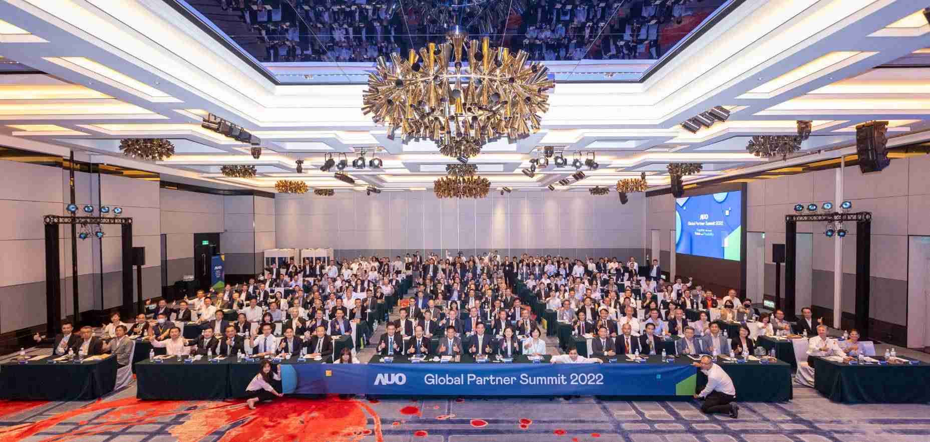 友達推動「安心、、、、創新、、用心、、、、同心、、、盡心」五星職旅，，為菲籍員工打造全方位照護，，，，首度贏得「人權實踐與發展領袖獎」殊榮