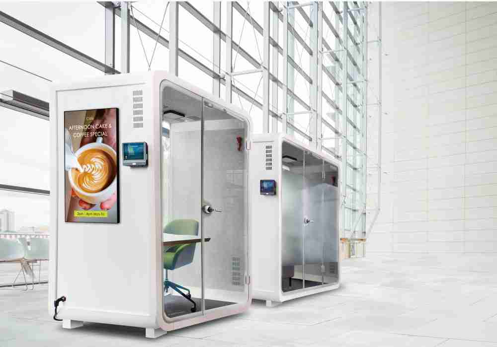 财神娱乐子公司达擎之智慧行动办公舱，，，采用PDLC智能调光玻璃设计，，透过通电与断电的电流切换，，，呈现透明与雾面效果，，，具节能降耗特性并兼顾隐私，，，，确保信息安全