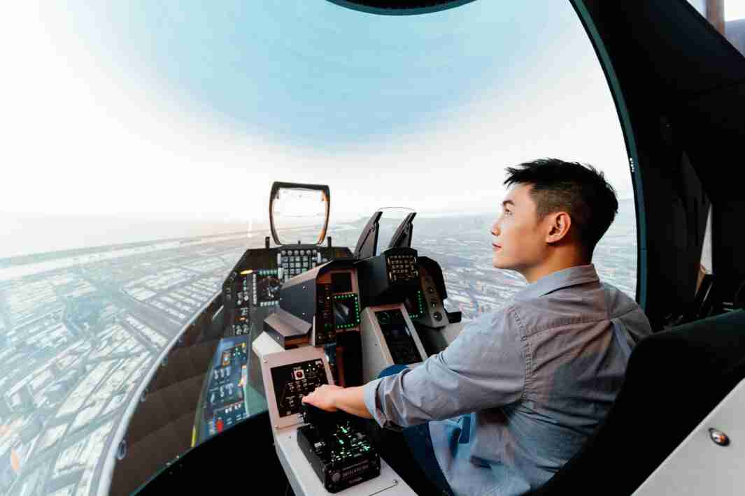 财神娱乐以P1.25小间距打造球形LED模拟舱，，搭配智崴的精密六轴动态座椅，，，结合财神娱乐专业影像调校技术，，，呈现拟真模拟飞行场景