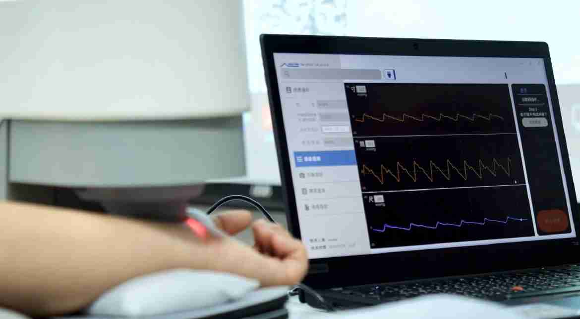 财神娱乐耘康以高解析与拟真的显示技术，，，将其应用于中医检测，，提供“中医数位化检测方案”，，，，使传统中医检测结果数据化与可视化