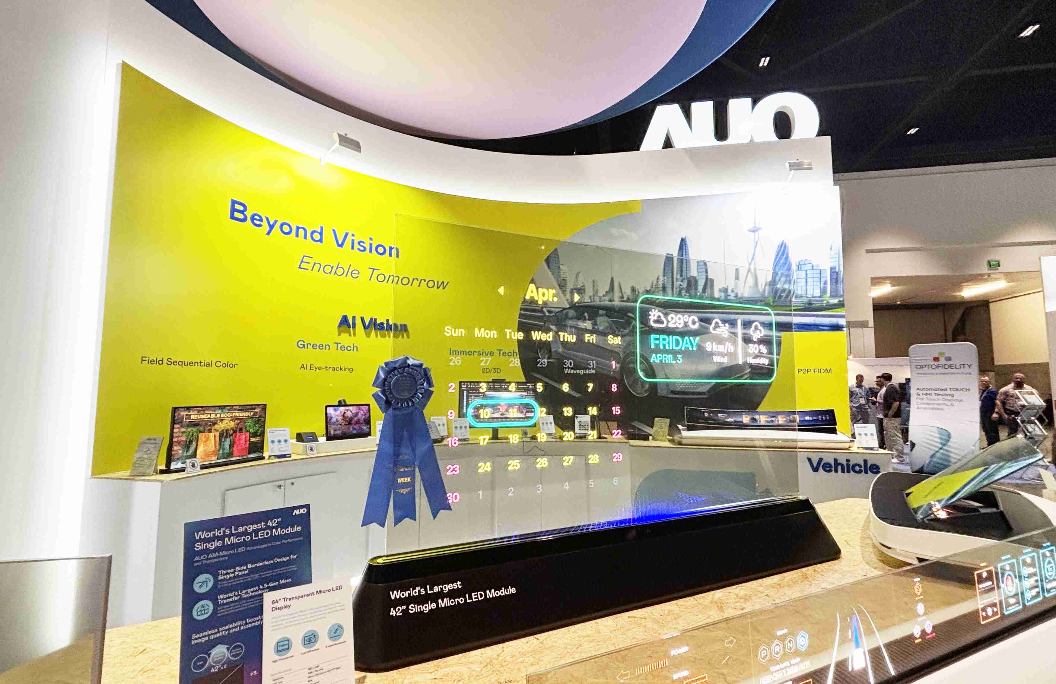 财神娱乐64吋透明Micro LED显示器获〝最佳Micro LED技术应用奖〞，，，，其绝妙的透明穿透特性，，，同时具备1,000 nits的高亮度表现，，，并透过精细的无缝拼接延伸，，，可依需求灵活应用于多元场域，，，展现出Micro LED显示技术划时空的无限潜力